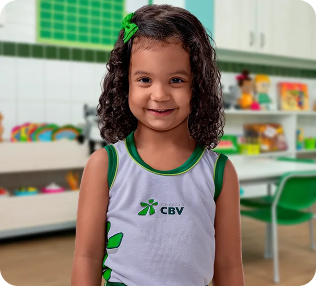 Aluna do Colégio CBV na sala da Educação Infantil