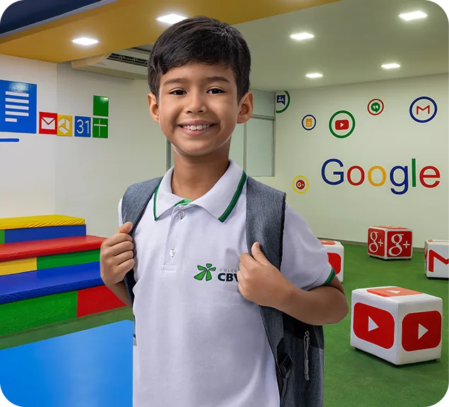 Aluno do Colégio CBV no espaço tecnológico do Ensino Fundamental