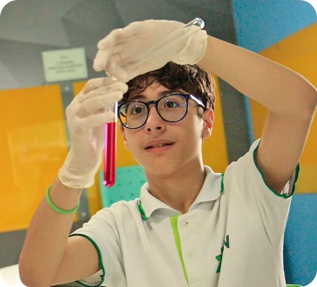 Aluno do Colégio CBV realizando uma experiência no laboratório