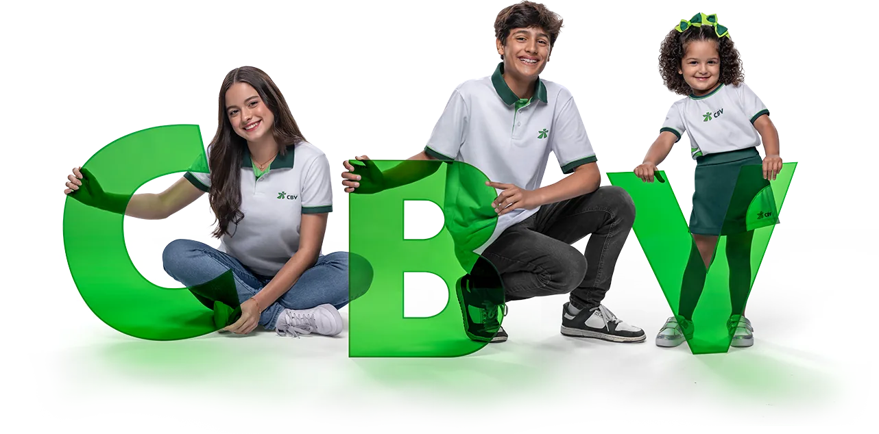 Alunos do Colégio CBV junto às letras CBV